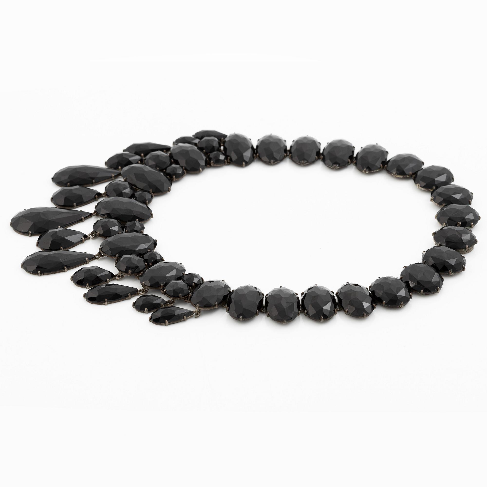 Collier silver med stora fasettslipade svarta stenar.
