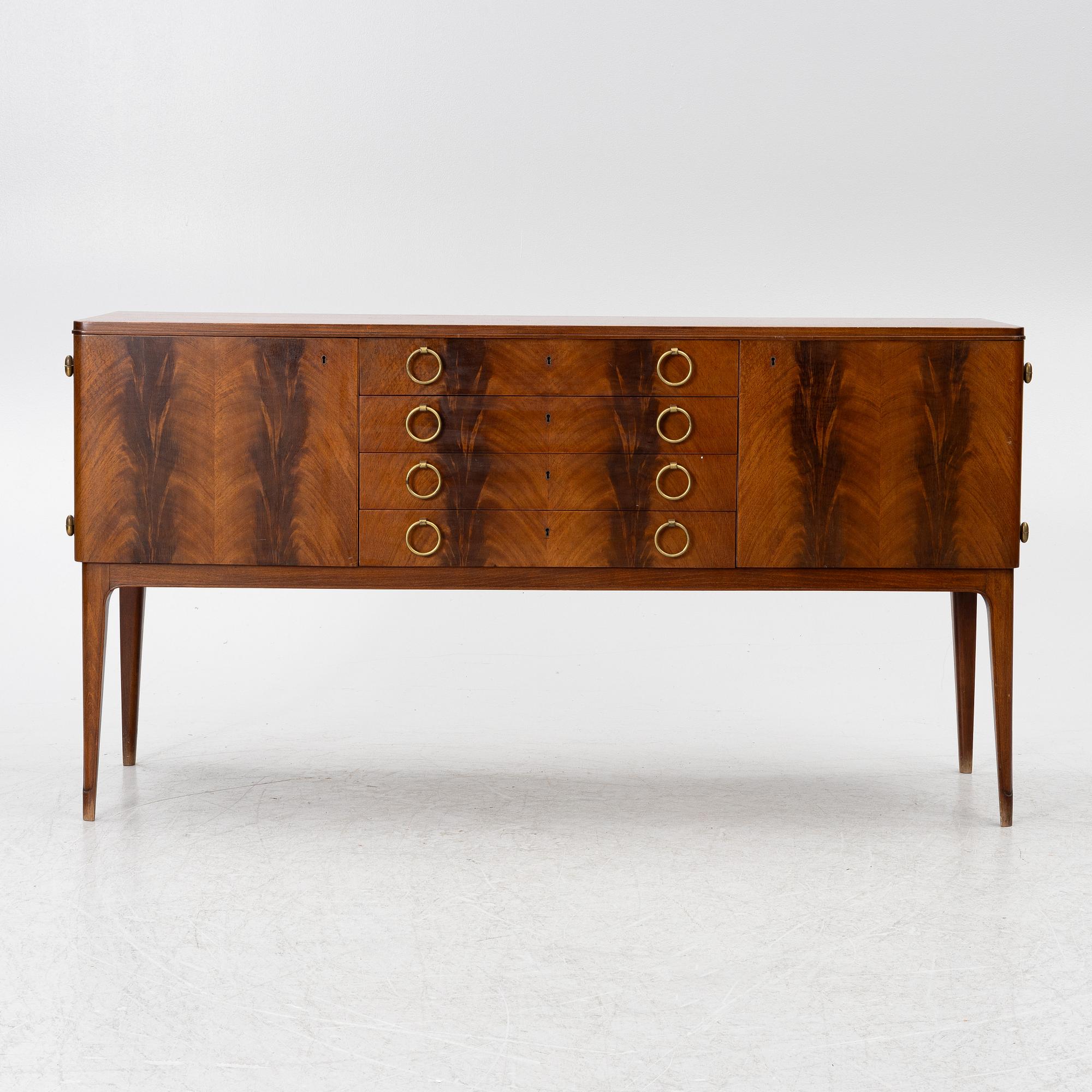 Bertil Fridhagen, sideboard, "Edvard", Svenska Möbelfabrikerna, Bodafors, omkring 1900-talets mitt.