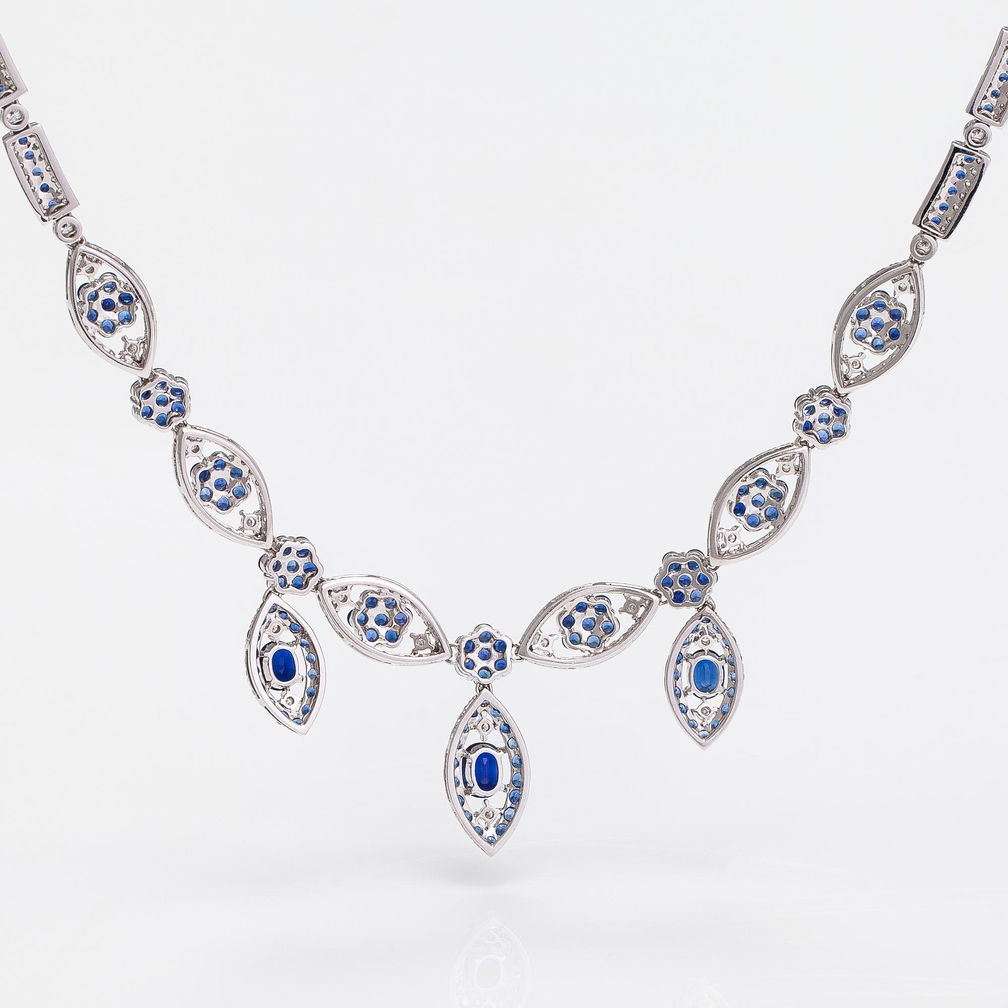 An 18K white gold necklace with diamonds ca. 3.90 ct intotal and sapphires.