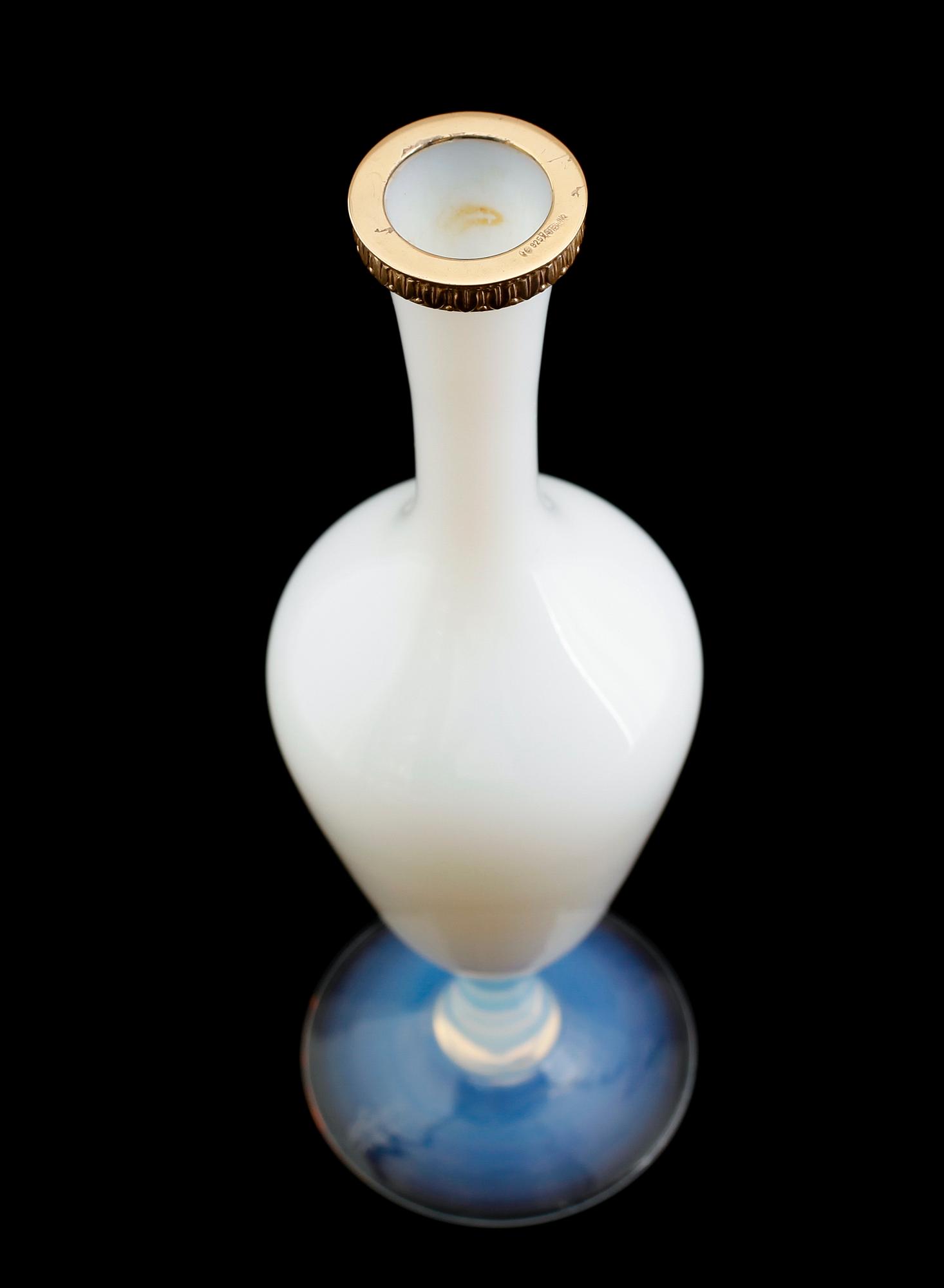 VAS, opalinglas, Sèvres, France, förgyllt silverbeslag, 1900-talets andra hälft.