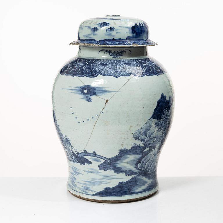 A large blue and white export porcelain urn with cover, China, Qianlong (1736-95).