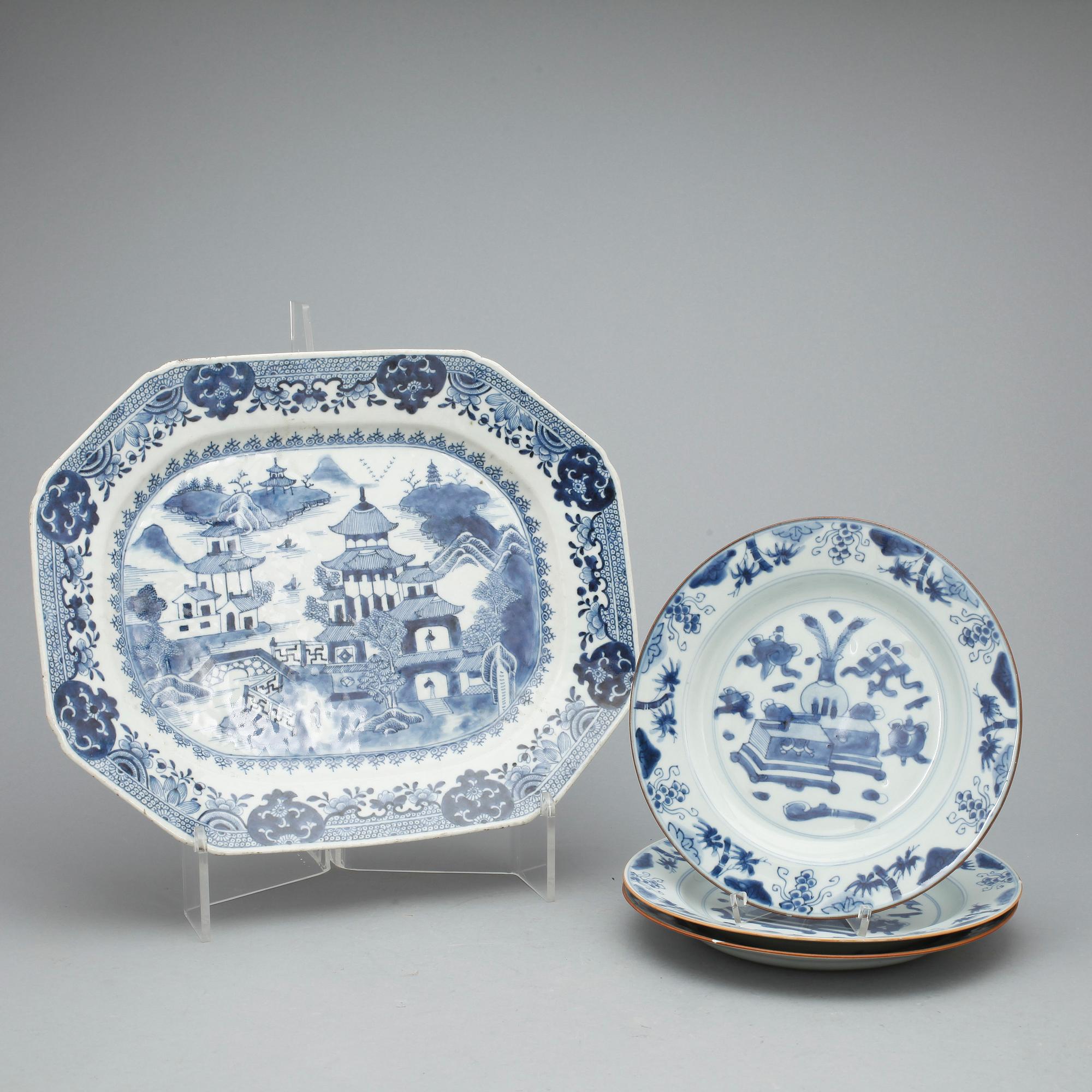 STEKFAT samt TALLRIKAR, 4 delar, porslin, Qing dynastin, Kangxi resp Qianlong, 1700-tal.