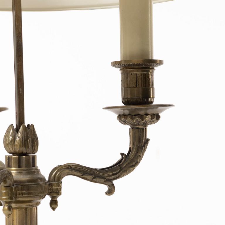 Bordslampa, empirestil, s.k. "Lampe de Bouillotte", 1900-talets första hälft.
