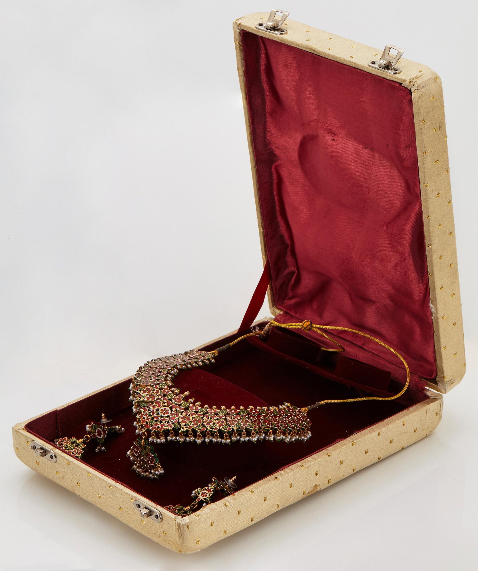 An Indian demi parure comprising a necklace and a pair of earrings.