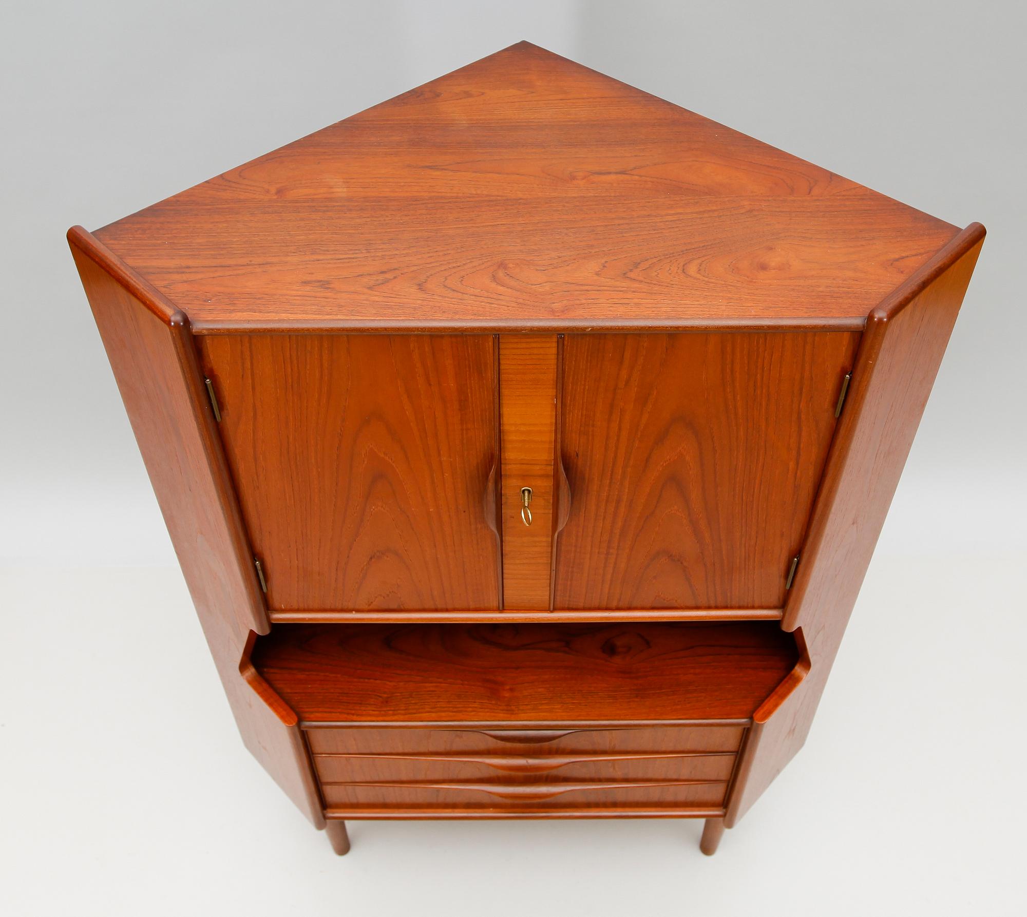 HÖRNSKÅP, Danmark, 1900-talets andra hälft.