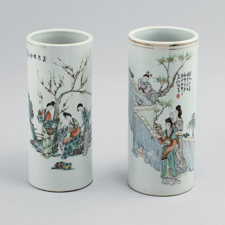 PENSELSTÄLL, 2 st, porslin, Kina, 1900-tal.