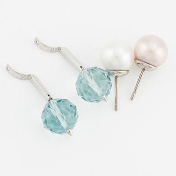 A pair of cultured pearl earrings with 18K gold pendants with faceted aquamarines, Gaudy.