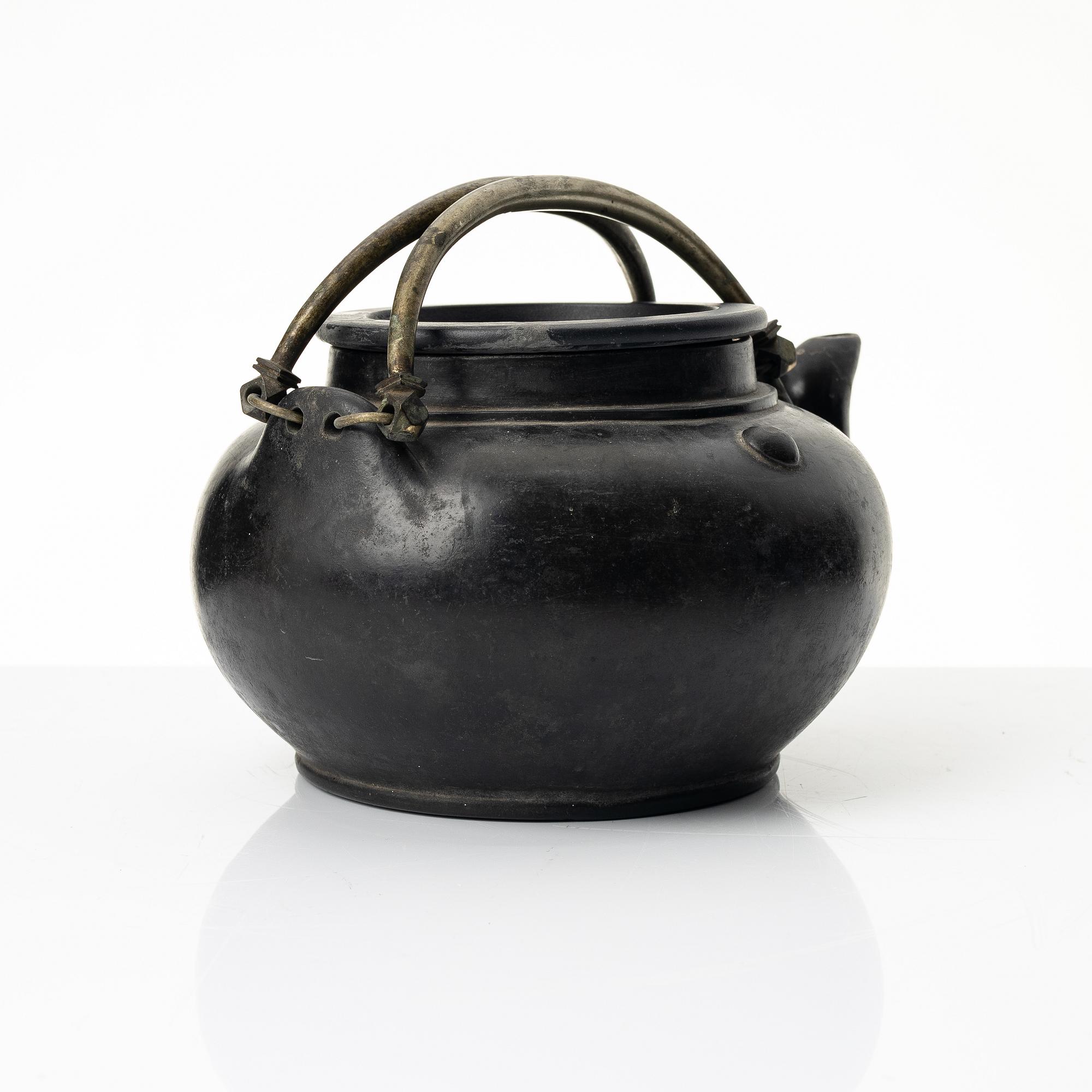 A dark yixing teapot, late Qing dynasty / early 20th century.