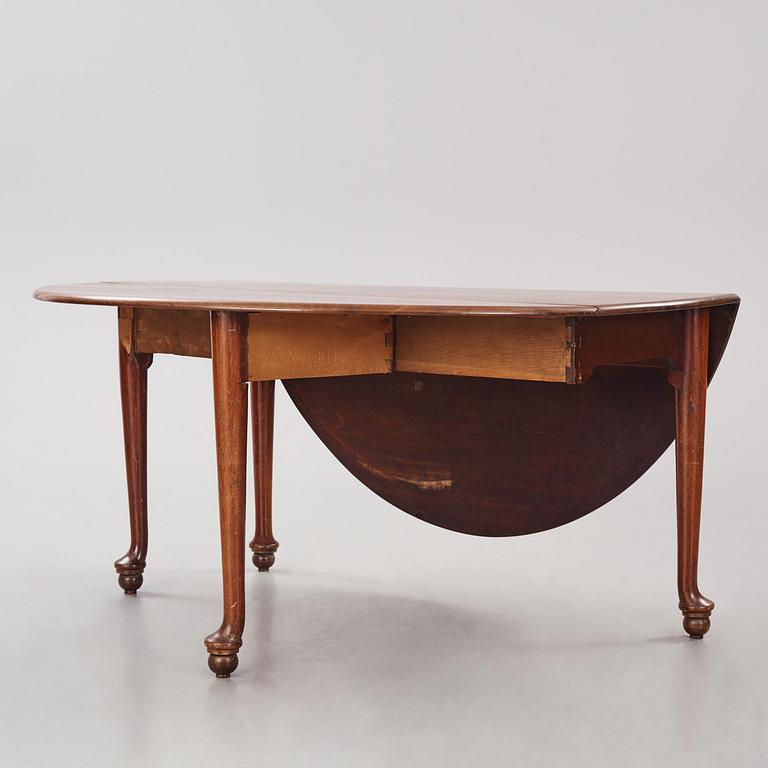 A George III mahogany gateleg table, late 18th century.