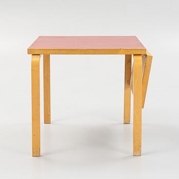 Alvar Aalto, stolar, 3 st, modell 66, samt matbord, Artek, Finland.