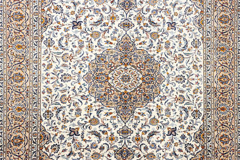 A Kashan carpet, c. 392 x 290 cm.