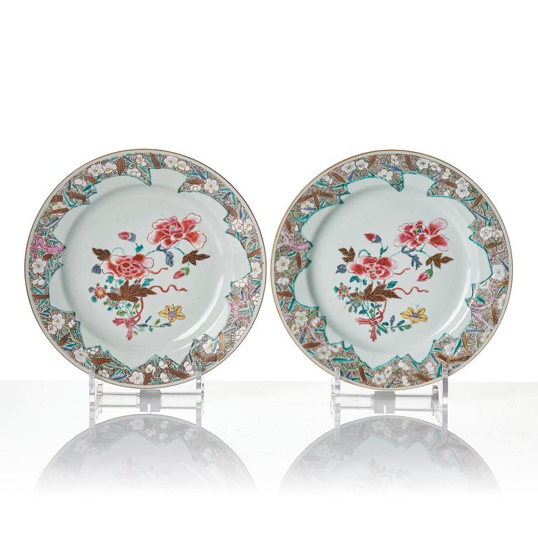 A famille rose serving dish and six dinner plates, Qing dynasty, Qianlong (1736-95).