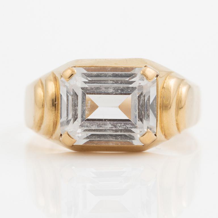 Ring 18K gold with white synthetic spinel.