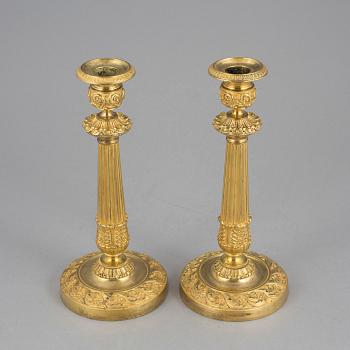LJUSSTAKAR ett par, Senempire förgylld mässing. Frankrike, 1800-talets mitt.