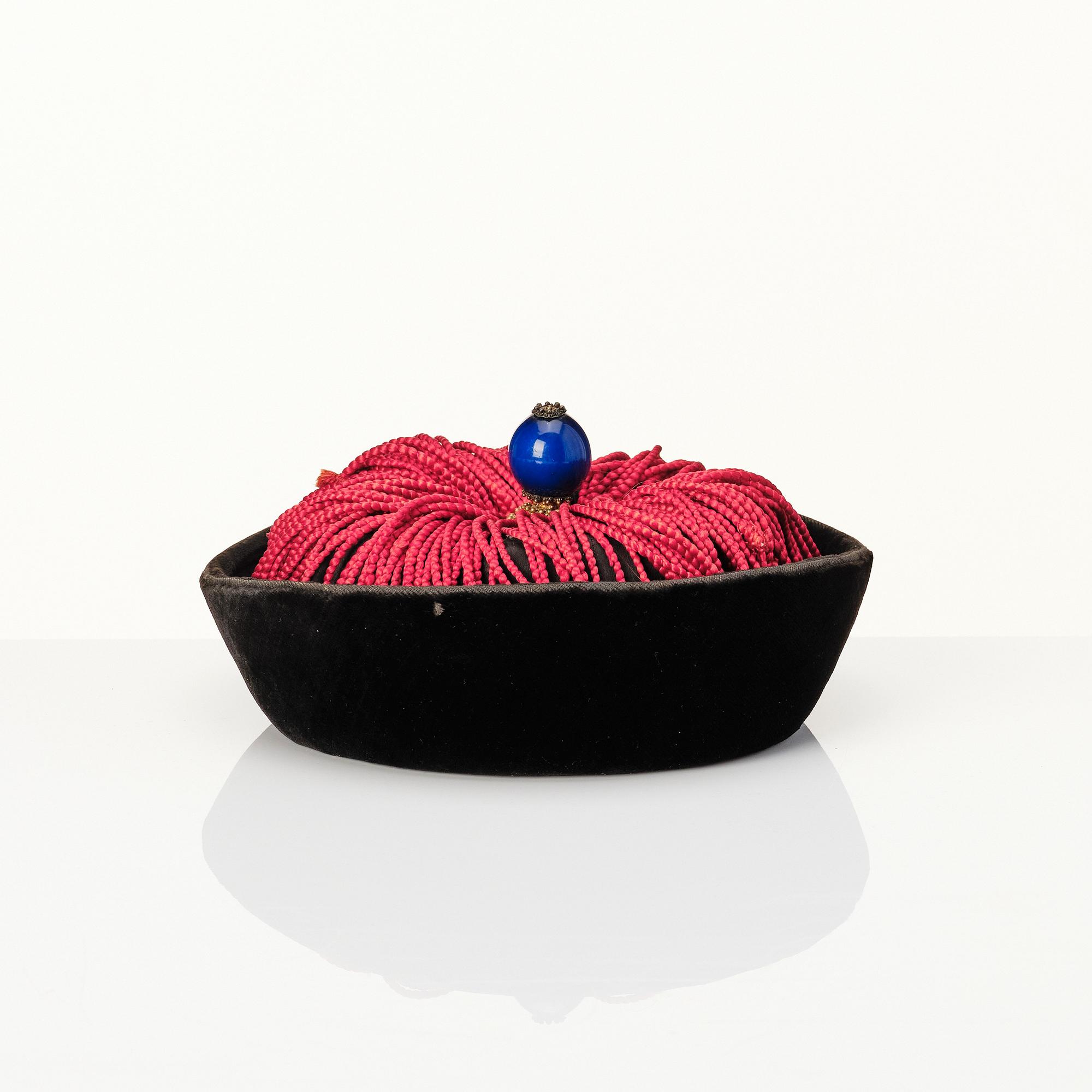 A Manchu Official's Winter Hat 'jiguan' with rank finial, late Qing dynasty.
