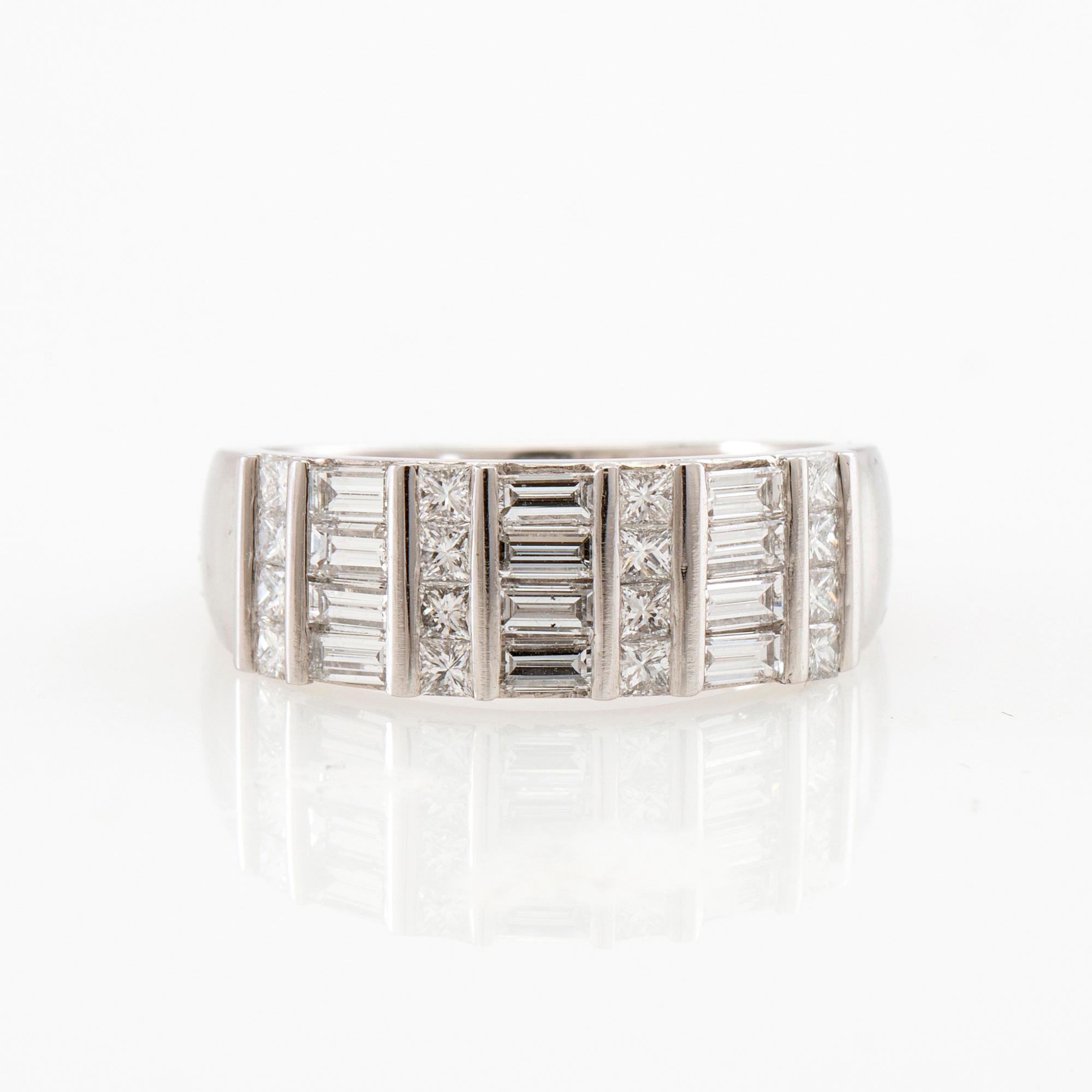 Stephen Foster, Ring platinum with diamonds approx. 1.21 ct total, London.