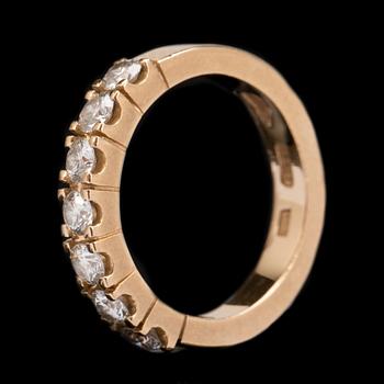 RING, 18k med 7 briljantslipade diamanter ca 0,70ct. Vikt ca 3,5g.