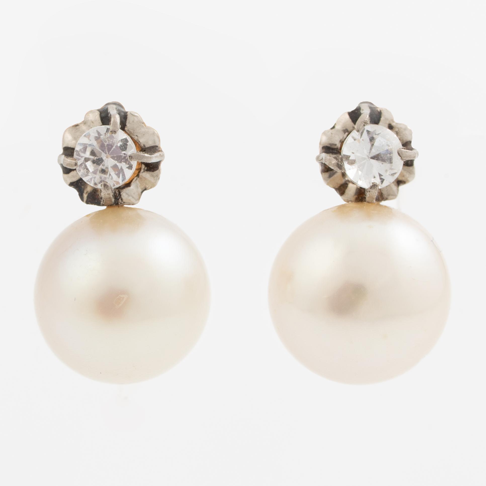 Earrings, a pair, 18K gold, pearls and white faceted stones.
