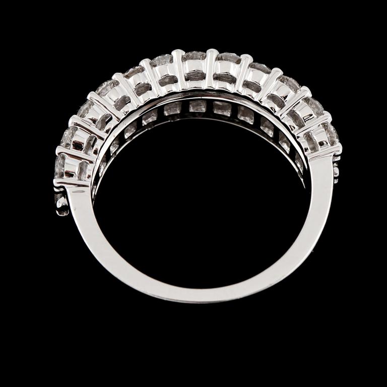 RING, 18k vitguld med briljant och baguettslipade diamanter, 2.06 ct. Vikt 9,2 g.