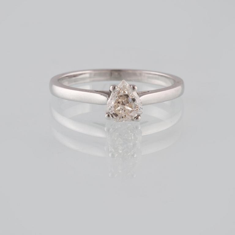 RING, 18K vitguld med droppslipad diamant ca 0.60 ct. Vikt 2,4 gram.