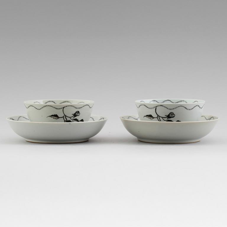 SKÅLAR med fat, 1 par, porslin, Kina, Qianlong 1736-1795.