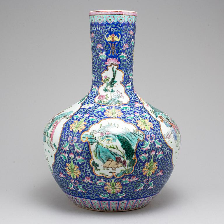 A large Chinese famille rose 'tianqiuping' vase, 20th century.