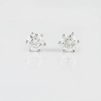 ÖRHÄNGEN, ett par, 18K vitguld med briljantslipade diamanter ca 1.00 ct. Vikt 1,7 gram.