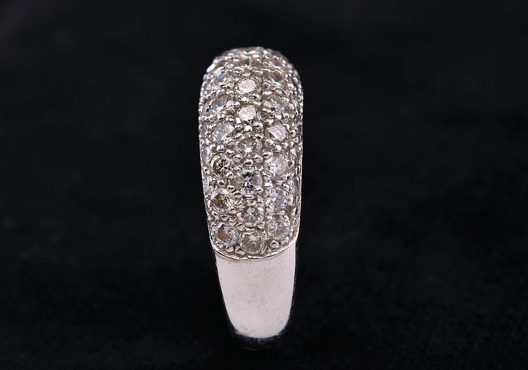 SORMUS, briljanttihiottuja timantteja n. 1.3 ct, 18K valkokultaa, koko 18, paino 5,4 g.