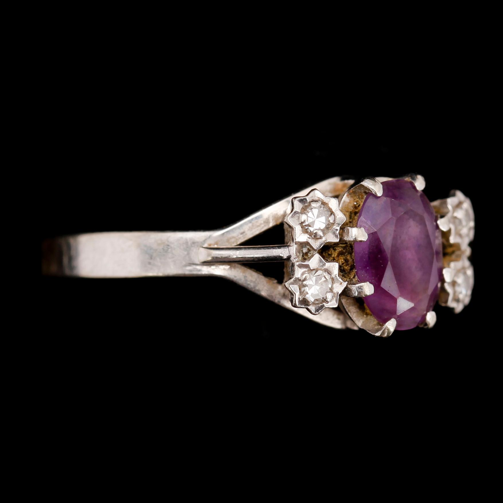 RING, 18 k vitguld, med ametist och diamanter.
