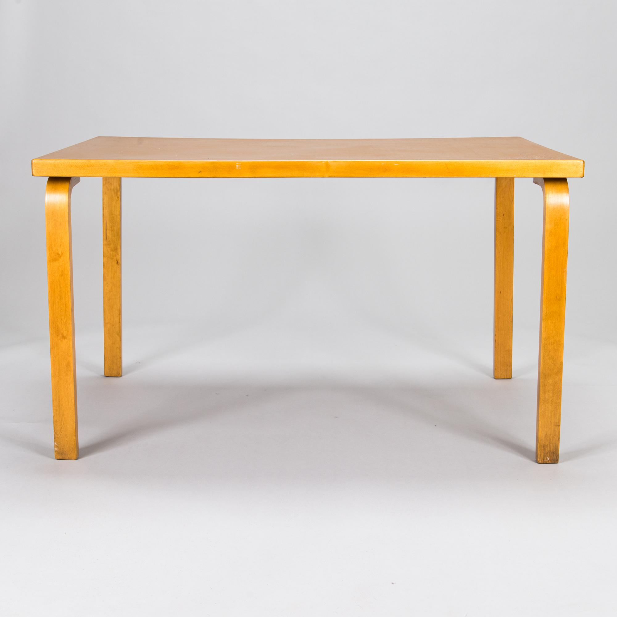 Alvar Aalto, pöytä, malli 82 ja jakkaroita, 6 kpl, malli 66, O.Y. Huonekalu-ja Rakennustyötehdas A.B. 1950-luku.