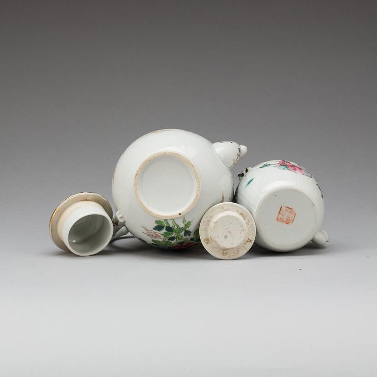 TEKANNOR, 2 st, porslin, Kina, 1800-talets andra hälft.