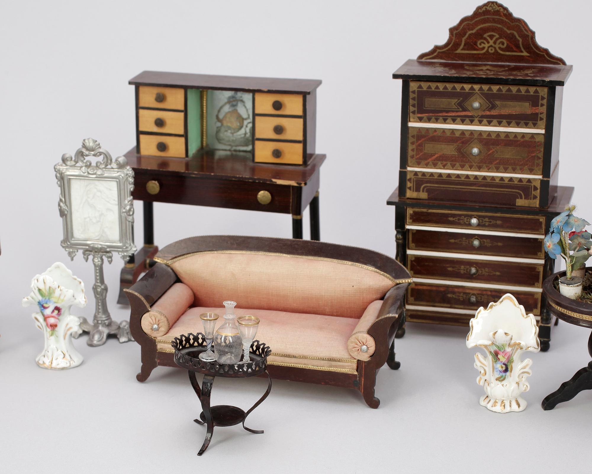 PARTI DOCKSKÅPSMÖBLER, 15 delar m div tillbehör, bla Walterhasen, Tyskland, samt Alexis Westerdahl, Stockholm, 1800-tal.