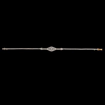 ARMBAND, 18k guld, fasettslipad diamant ca 0.08 ct, 2 blå safirer samt rosenstenar, 1900-talets första hälft. Vikt 8 g.