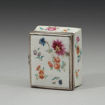 A silver mounted export porcelain famille rose snuff box, Qing dynasty, Qianlong (1736-1795).