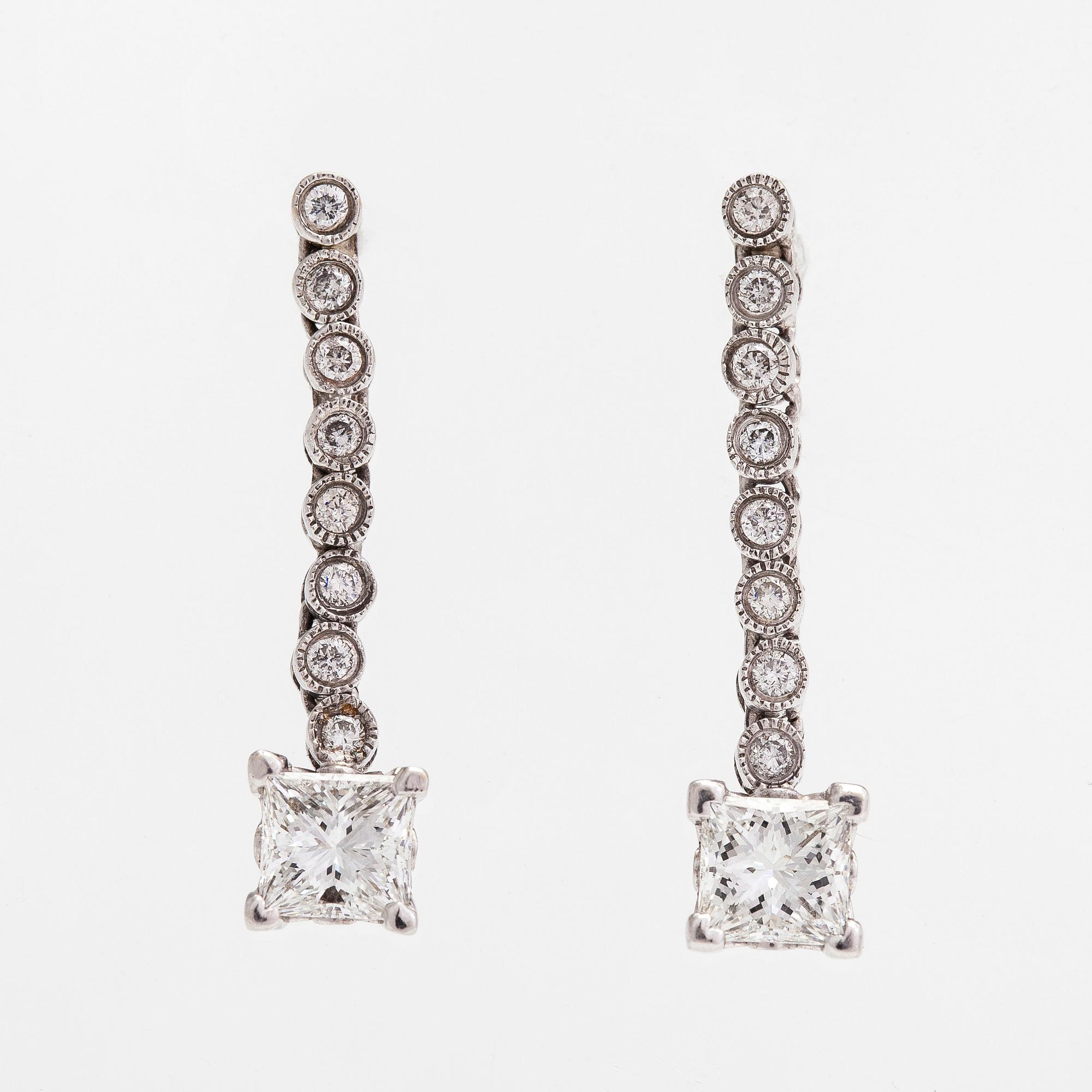 A pair of 18K whitegold earrings with princess-  and brilliantcut diamonds approx 1.26 ct in total.