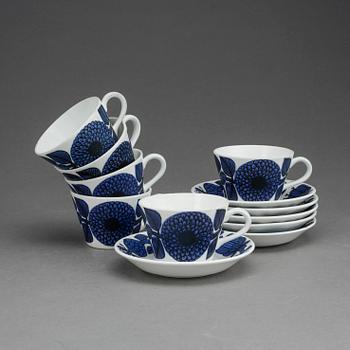 KAFFEKOPPAR MED FAT, 6 st, benporslin, "Blå Aster", Stig Lindberg, Gustavsberg, 1970-tal.