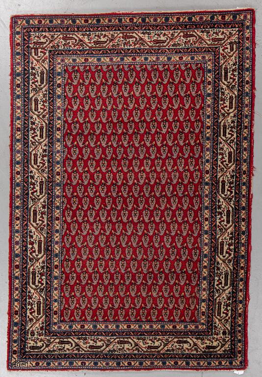 A rug, a semi-antique Oriental with Serabend patterns, ca 197,5-199 x 133,5-135,5 cm.