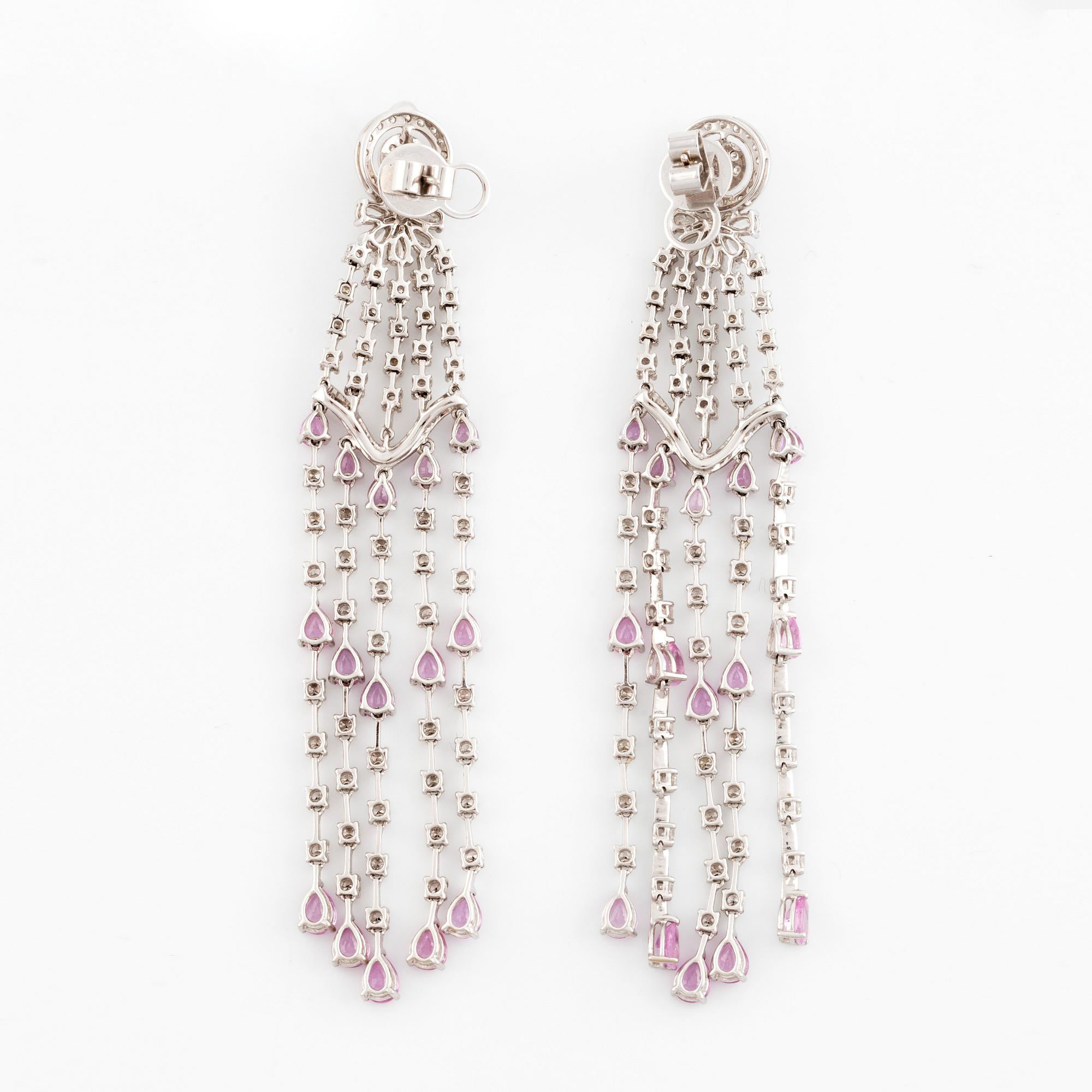 Ett par örhängen 18K vitguld med droppformade rosa safirer, droppformade- och runda briljantslipade diamanter.