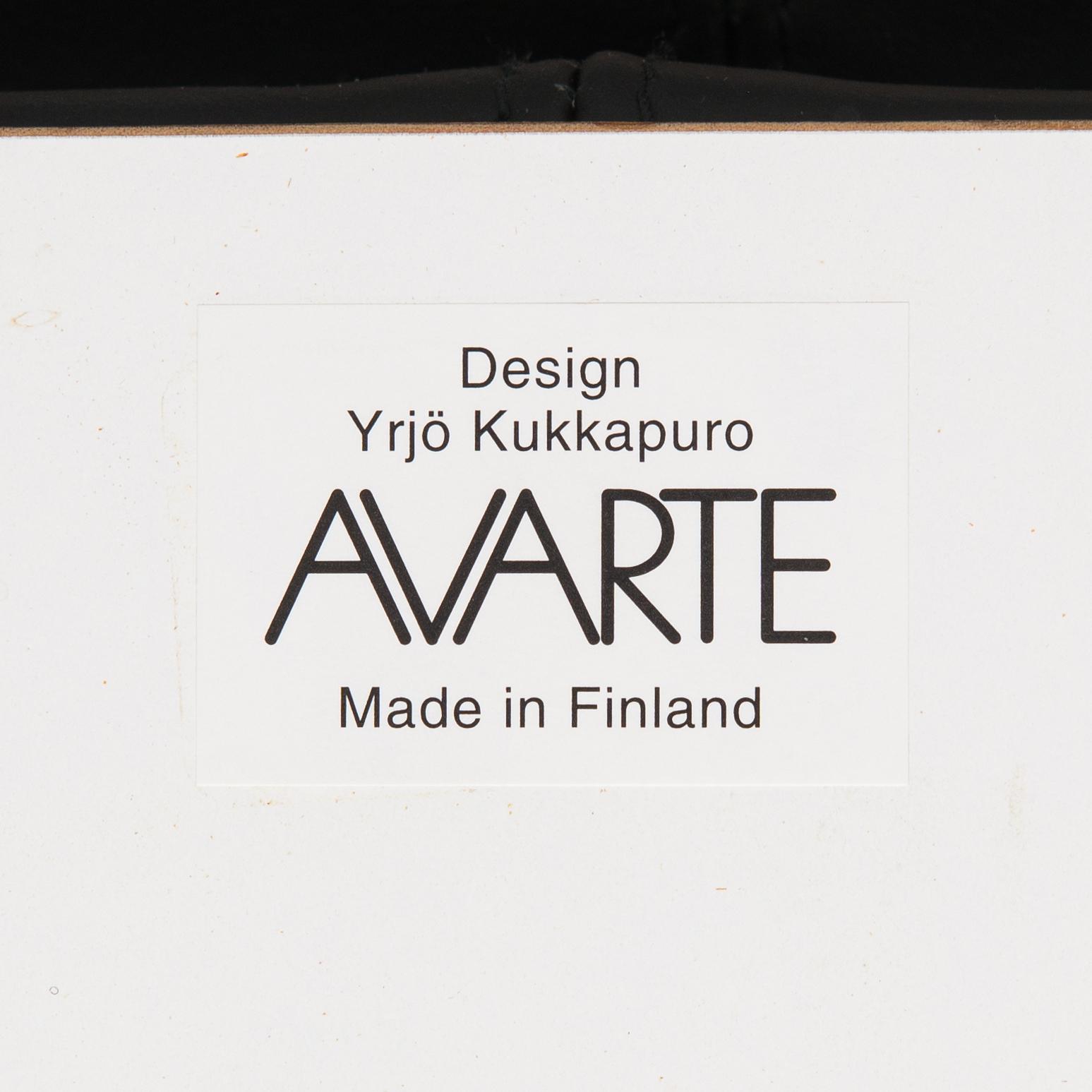 Yrjö Kukkapuro, A pair of armchairs, "Skaala 474", Avarte Finland, late 20th century.
