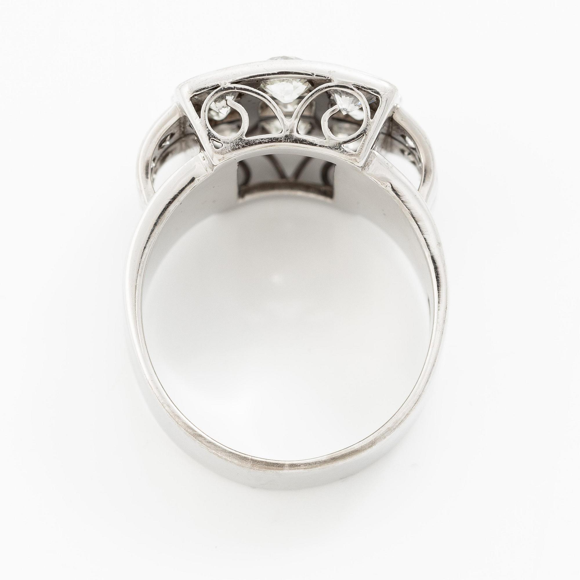 Ring 18K vitguld med runda briljant- och gammalslipade diamanter.