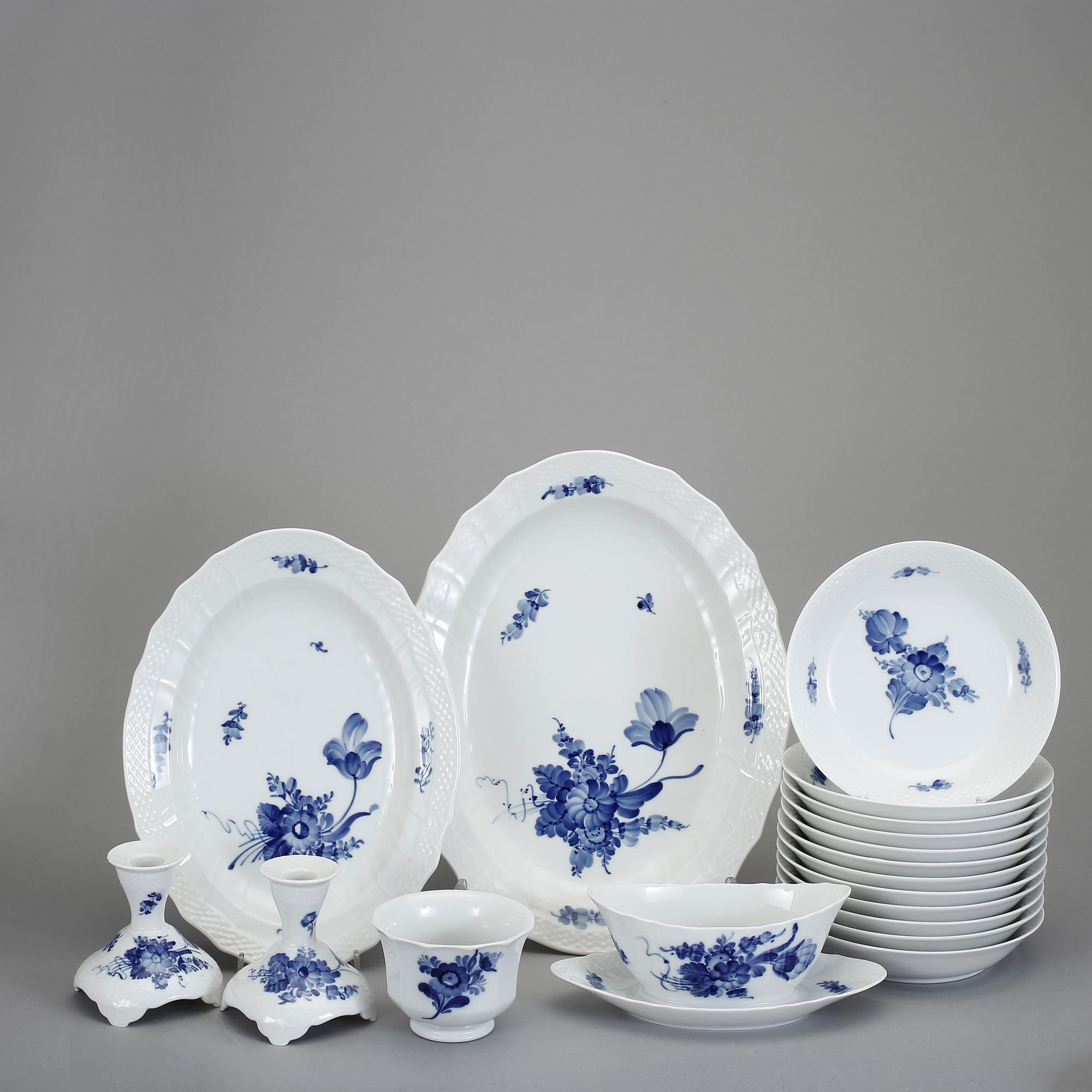 SERVISDELAR, 63 delar, porslin, "Blå blomst", Royal Copenhagen.
