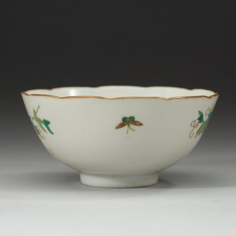 A bowl decorated with squirrels among grapes, late Qing dynasty (1644-1912).