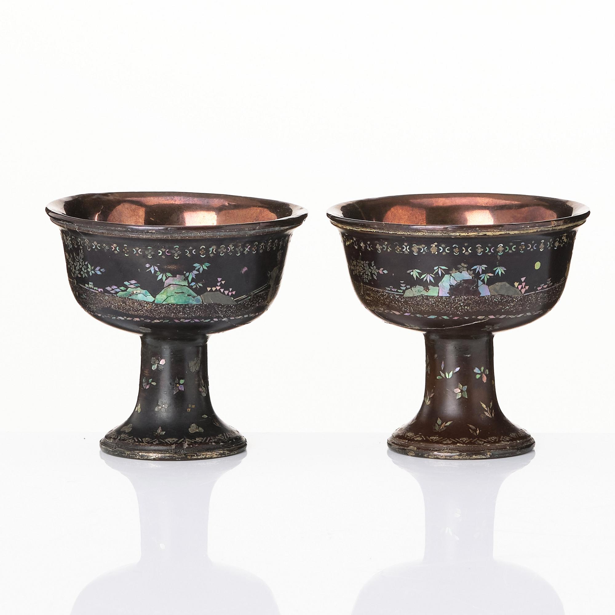 Stemcups, ett par, laque burgauté. Qingdynastin, 1700-tal.