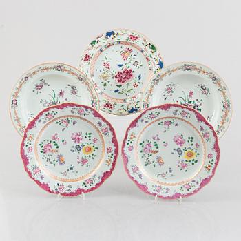 Five Chines porcelain plates, Qing dynsaty, Qianlong 1736-95.