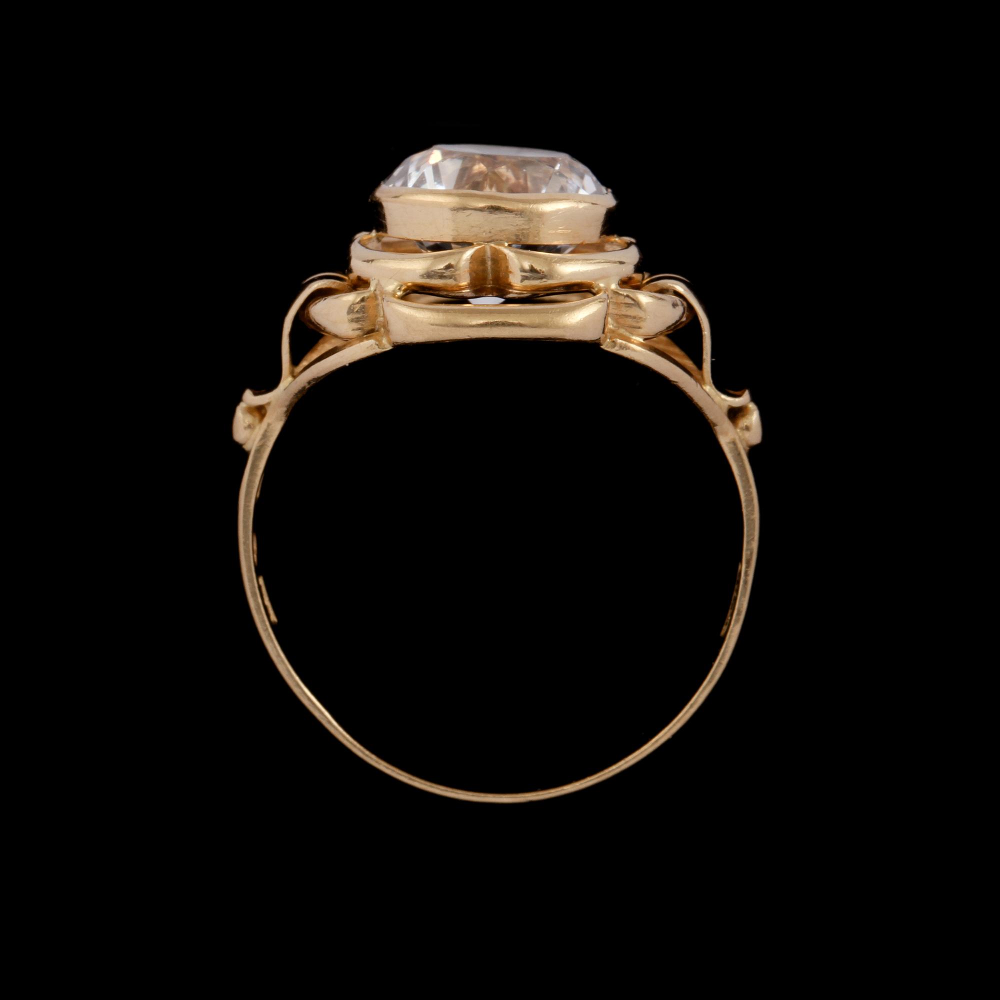 RING, 18k guld med fasettslipad bergkristall, Lars Harsheim, Göteborg, 1957. Vikt 3 g.