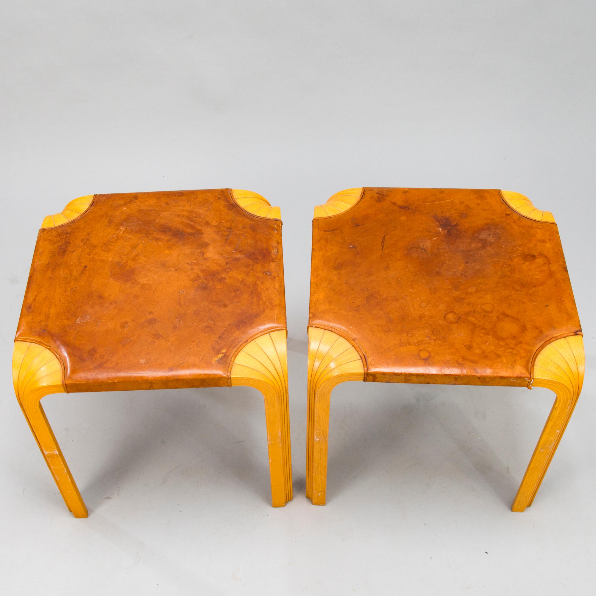 ALVAR AALTO, pallar, ett par, modell X602, Artek 1900-talets mitt.