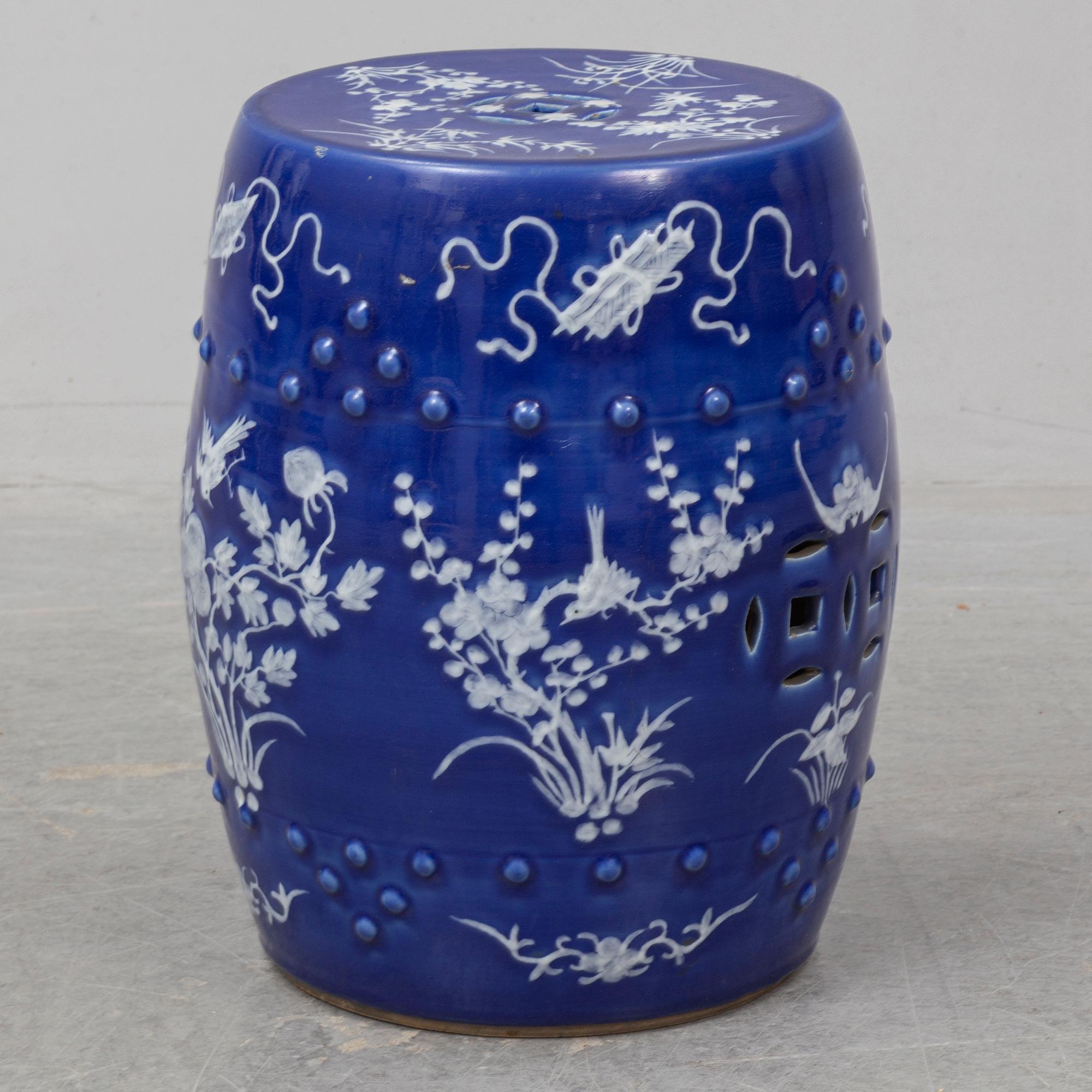 A blue and white garden seat, Qing dynasty, late 19th century.