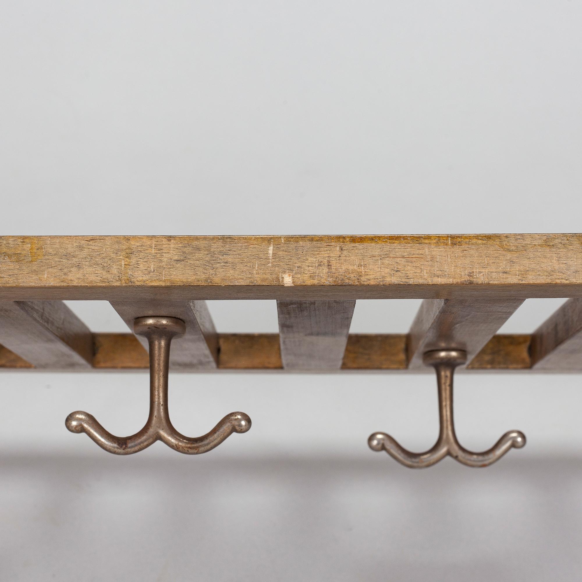 Alvar Aalto, hatthylla/ klädhängare, modell 113, O.Y. Huonekalu-ja Rakennustyötehdas A.B. 1930/1940-tal.