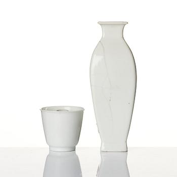 Vas, samt koppar, tre stycken, blanc de chine. Qingdynastin, 1700-tal.
