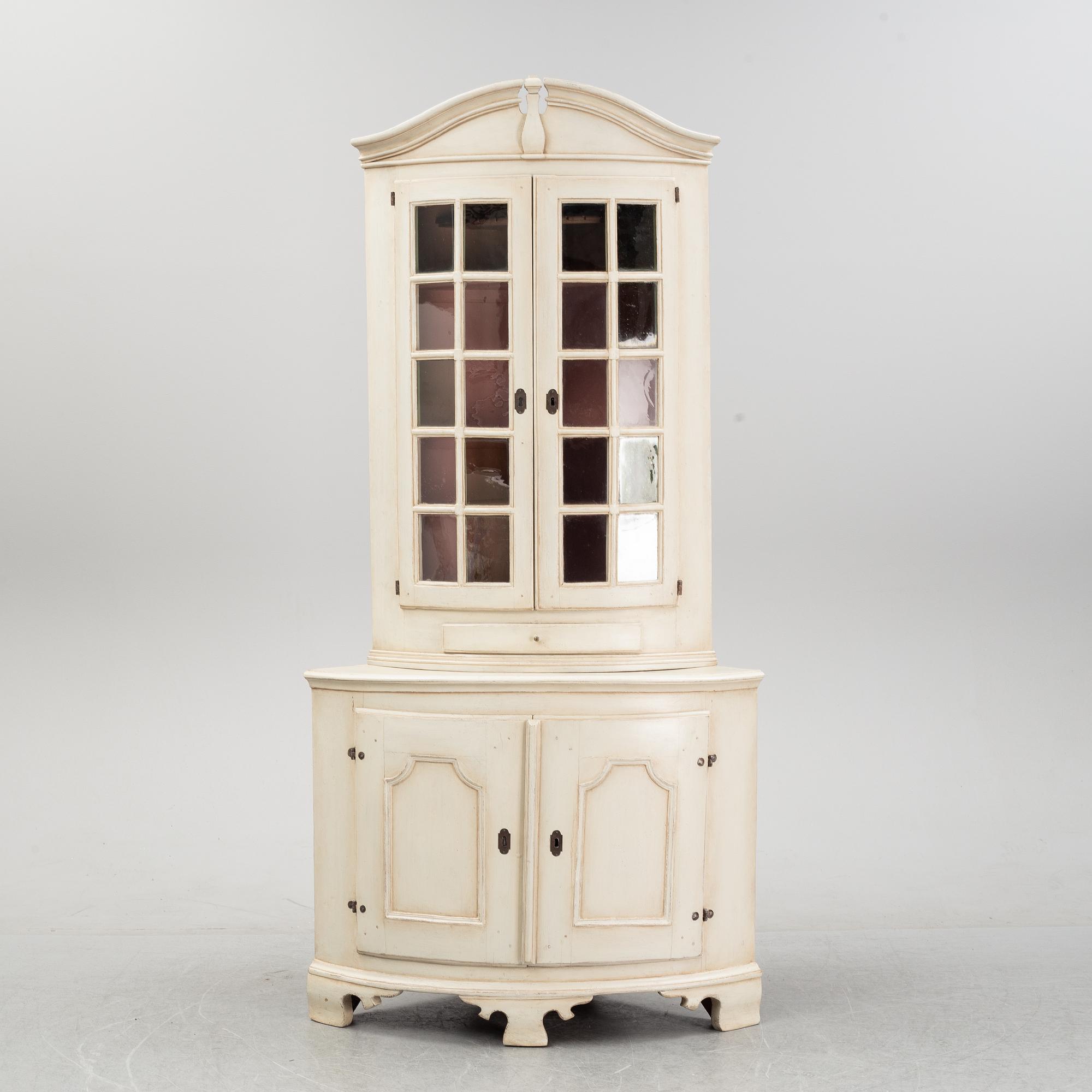 Hörnvitrinskåp, 1700-tal.